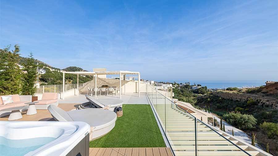 Warm penthouse with panoramic sea views in El Higuerón