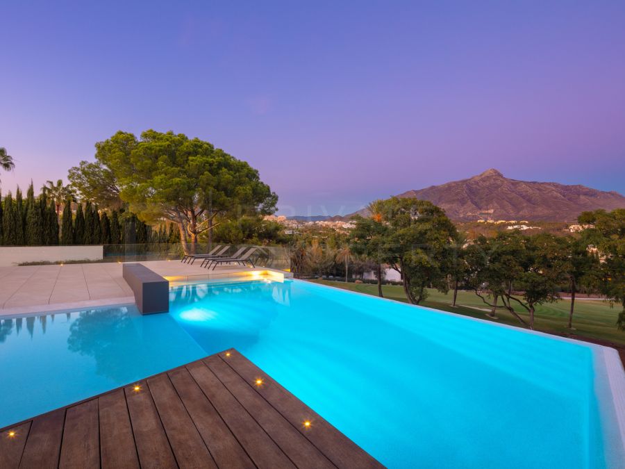 Frontline golf villa in Las Brisas