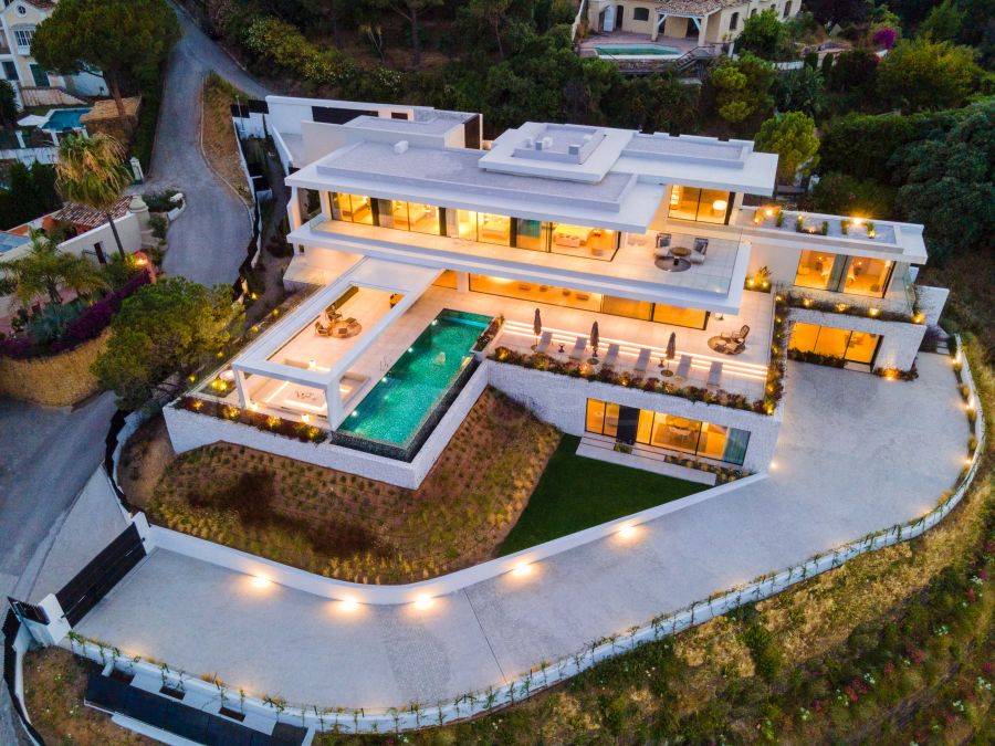 Striking brand new villa in El Madronal