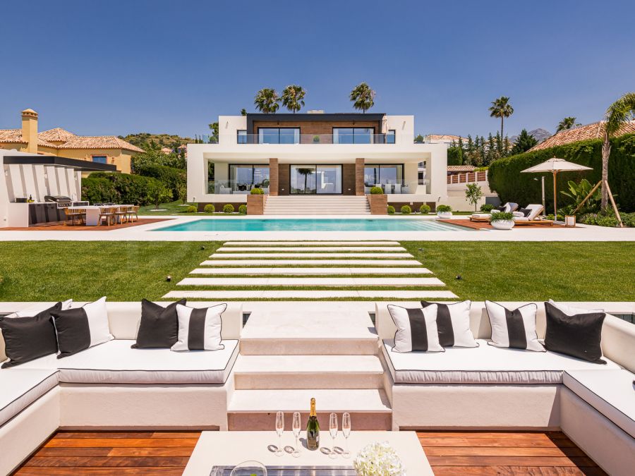 VILLA OAK - SITUATED FRONT-LINE ON LOS NARANJOS GOLF COURSE