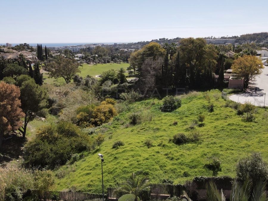 Plot for sale in a prime location in Nueva Andalucía with sea and golf views