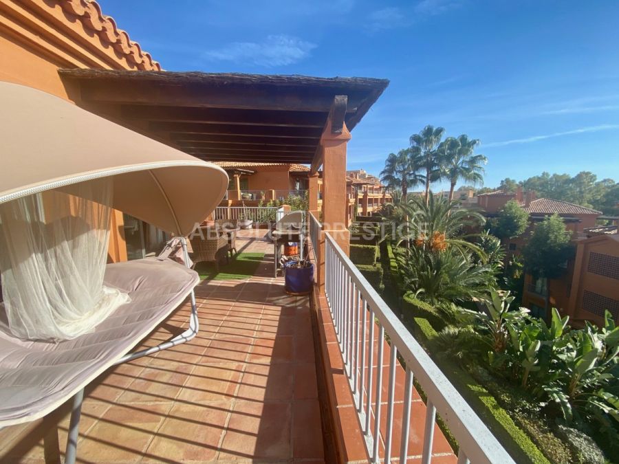Ático en venta en Benatalaya, Estepona