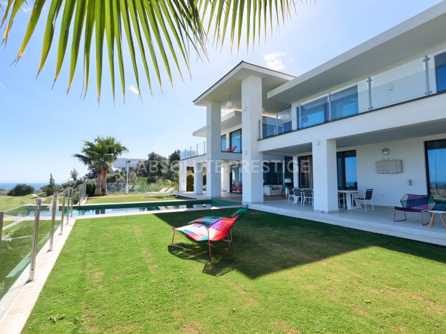 Villa for sale in La Alqueria, Benahavis