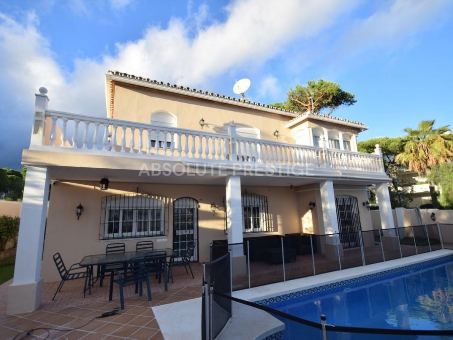 Villa for long term rent in El Paraiso, Estepona