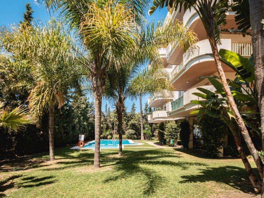 APARTAMENTO RENOVADO EN VENTA CERCA DE PUERTO BANÚS, MARBELLA
