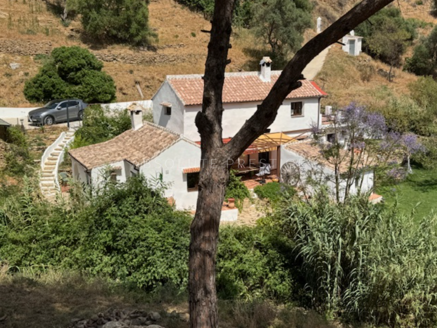 CHARMANTE ANDALUSISCHE FINCA ZU VERKAUFEN IN CASARES