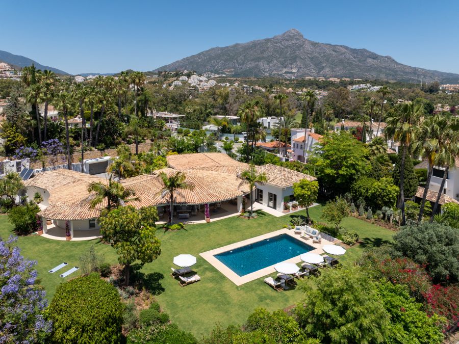 VILLA EXCEPCIONAL DE UNA SOLA PLANTA EN LA CERQUILLA CON JARDINES BOTÁNICOS Y TOTAL PRIVACIDAD