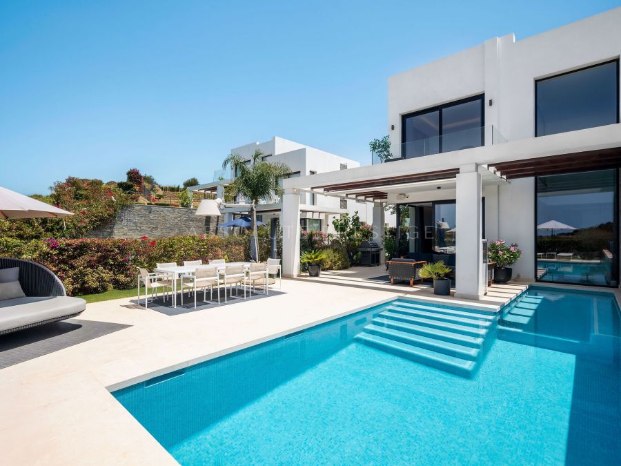 VILLA SEMIADOSADA EXCLUSIVA CON VISTAS PANORÁMICAS EN CABOPINO, MARBELLA