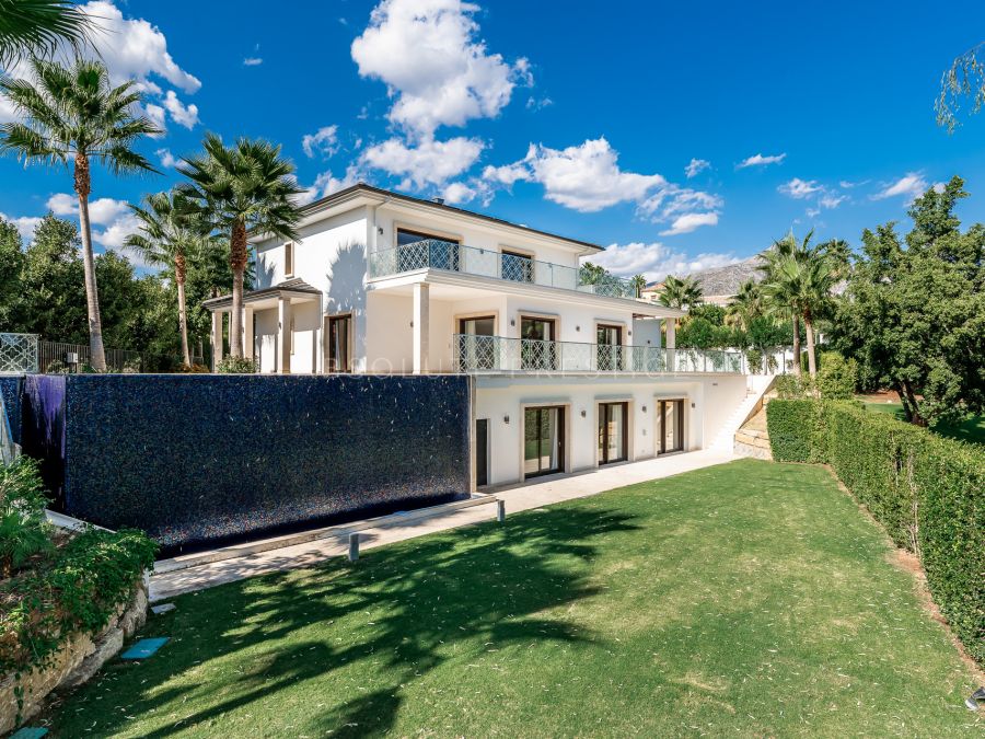 VILLA ELEGANTE EN NUEVA ANDALUCÍA CON UNA ESPECTACULAR PISCINA Y JARDINES