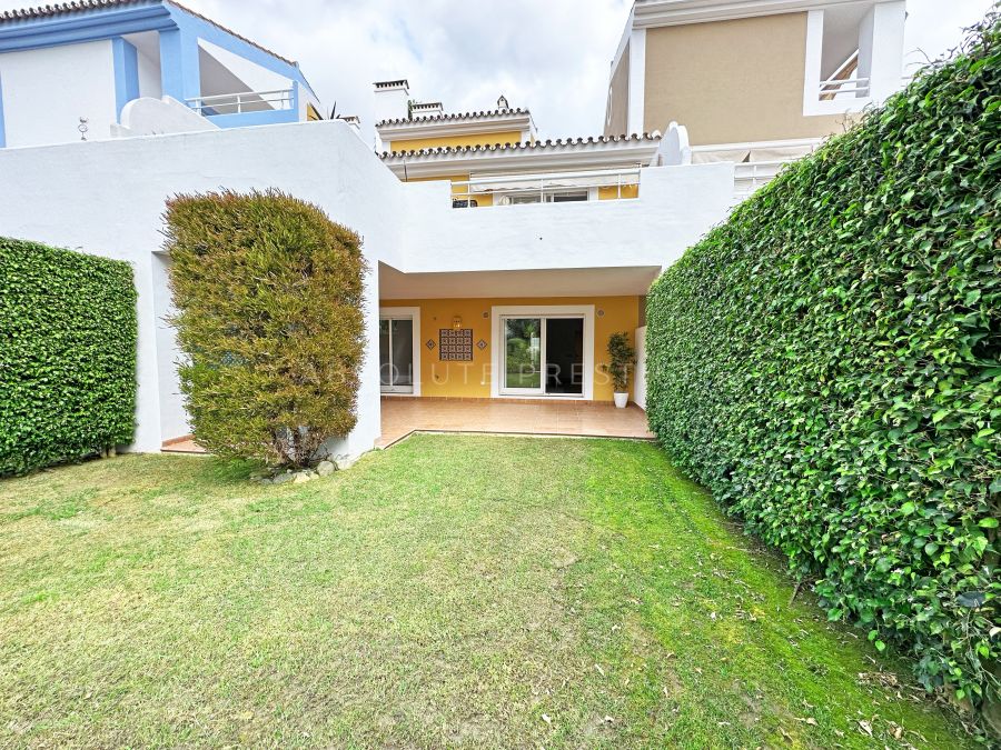 GROUND FLOOR APARTMENT WITH PRIVATE GARDEN FOR SALE ON THE NEW GOLDEN MILE, ESTEPONA