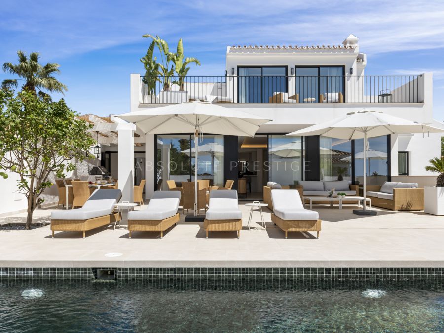 BEACHSIDE ANDALUSIAN VILLA FOR SALE IN MARBELLA EAST
