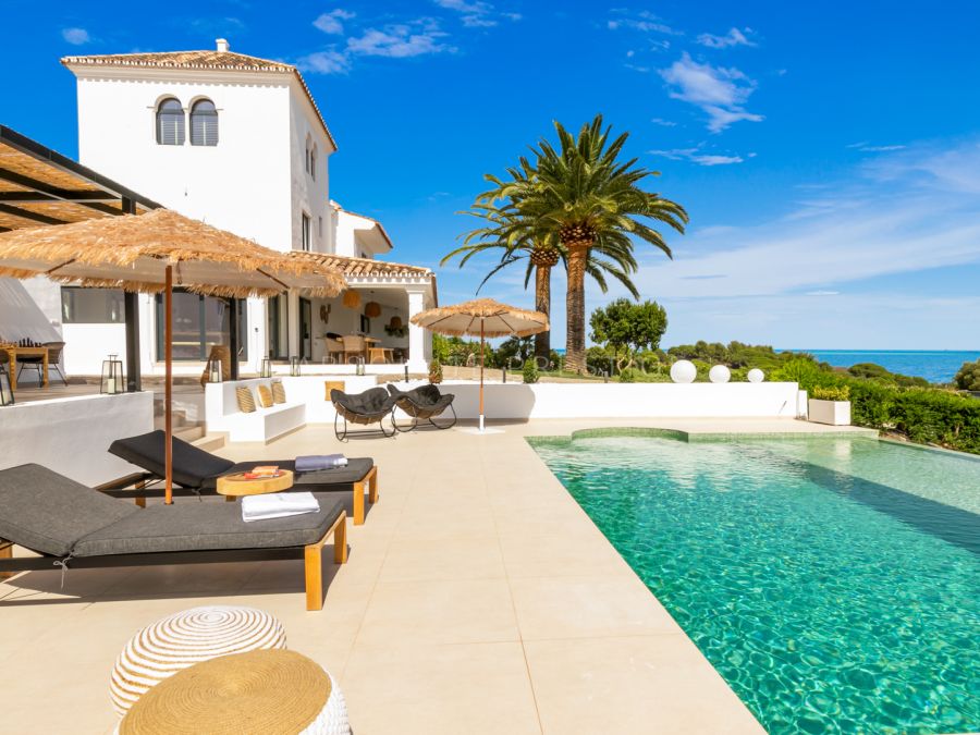 RENOVIERTE ANDALUSISCHE VILLA MIT ATEMBERAUBENDEM MEERBLICK ZU VERKAUFEN IN ESTEPONA