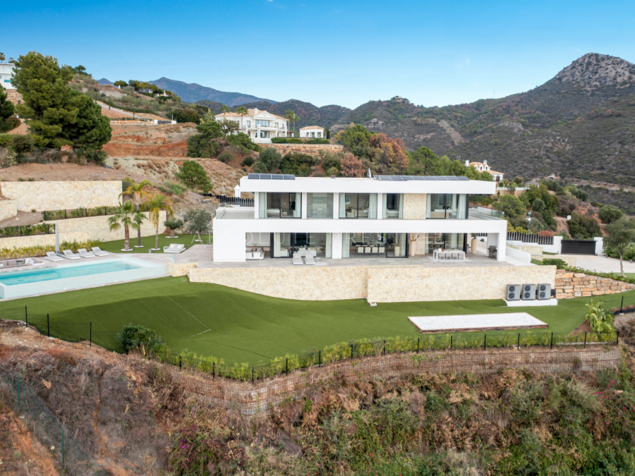 STUNNING CONTEMPORARY VILLA FOR SALE ON THE HILLS OF MONTE MAYOR COUNTRY CLUB, BENAHAVIS