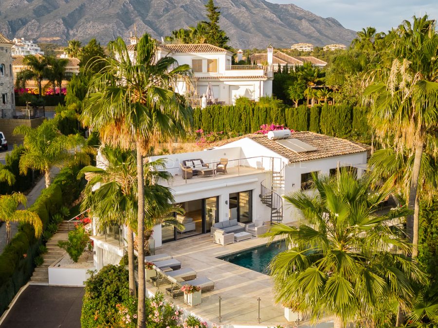 CHARMING FAMILY HOME WITH STUNNING VIEWS FOR SALE IN NUEVA ANDALUCIA, MARBELLA