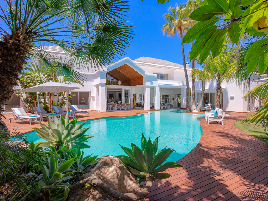 ONE OF A KIND TROPICAL VILLA FOR SALE IN GUADALMINA BAJA