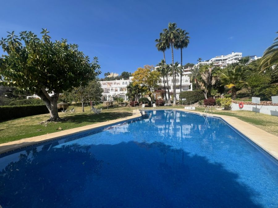 CASA ADOSADA RENOVADA CON VISTAS ESPECTACULARES EN VENTA EN BENAHAVÍS