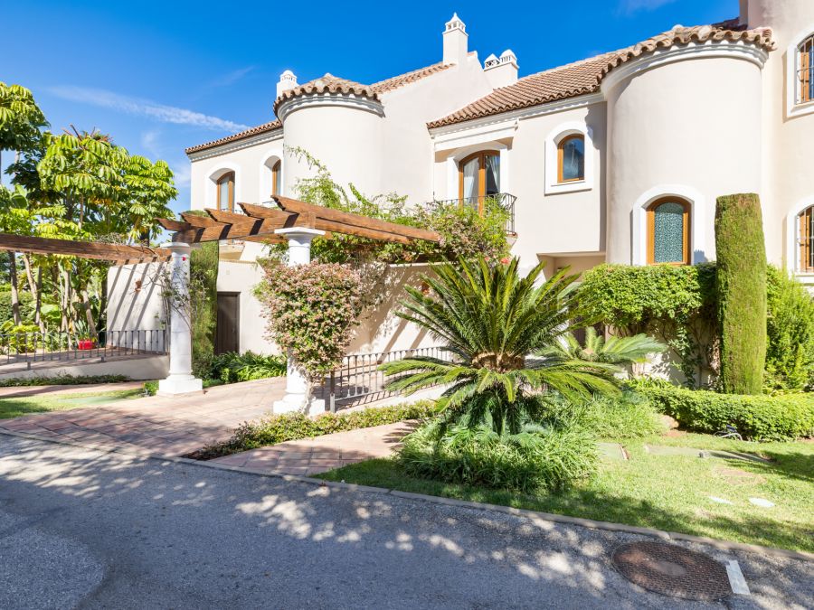 FAMILY TOWNHOUSE FOR SALE IN ESTEPONA