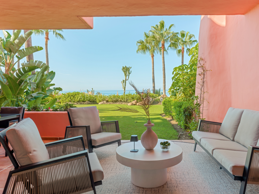 FULLY RENOVATED FRONTLINE BEACH APARTMENT IN ESTEPONA