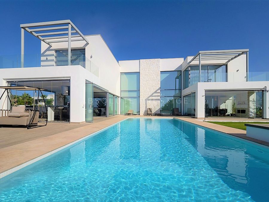 VILLA FOR SALE IN A GATED COMMUNITY IN BENAHAVIS WITH AMAZING SEA VIEWS