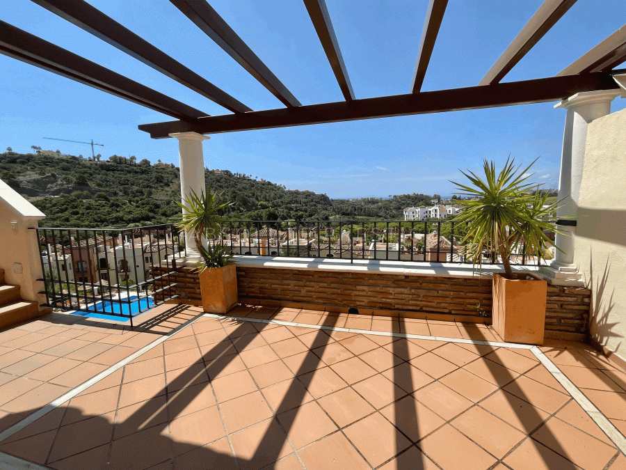 AMAZING APARTMENT WITH BREATHTAKING VIEWS FOR SALE IN BENAHAVIS