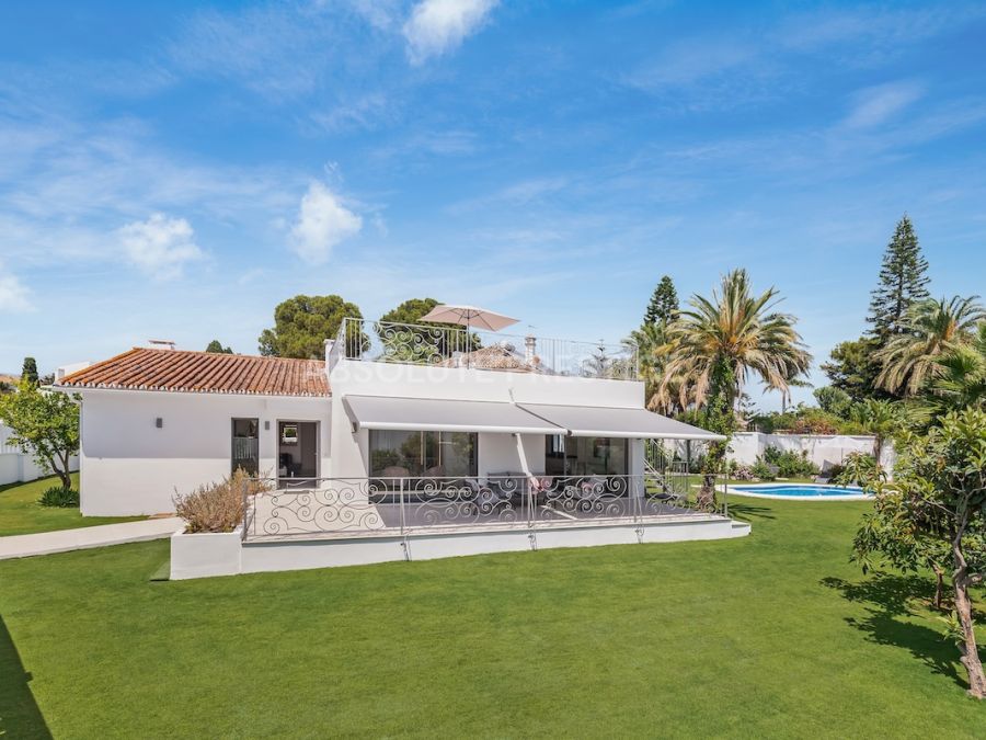 RENOVATED VILLA FOR SALE WITHIN A FEW METERS FROM THE BEACH