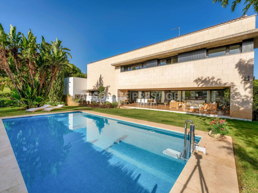 Family residence for sale in Nueva Andalucia