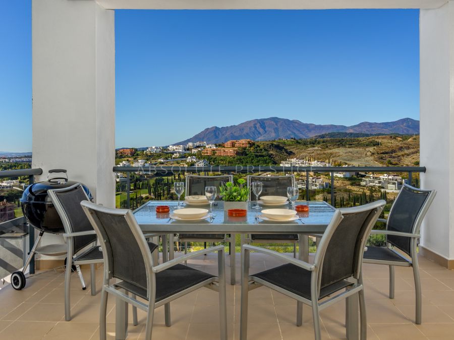 MIDDLE FLOOR APARTMENT WITH BREATHTAKING VIEWS FOR SALE IN LOS FLAMINGOS, BENAHAVIS