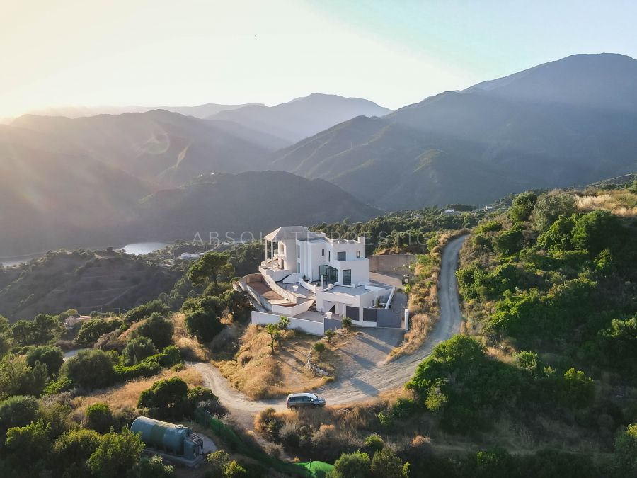 UNIQUE ARCHITECT-DESIGNED VILLA WITH PANORAMIC VIEWS FOR SALE IN ISTAN