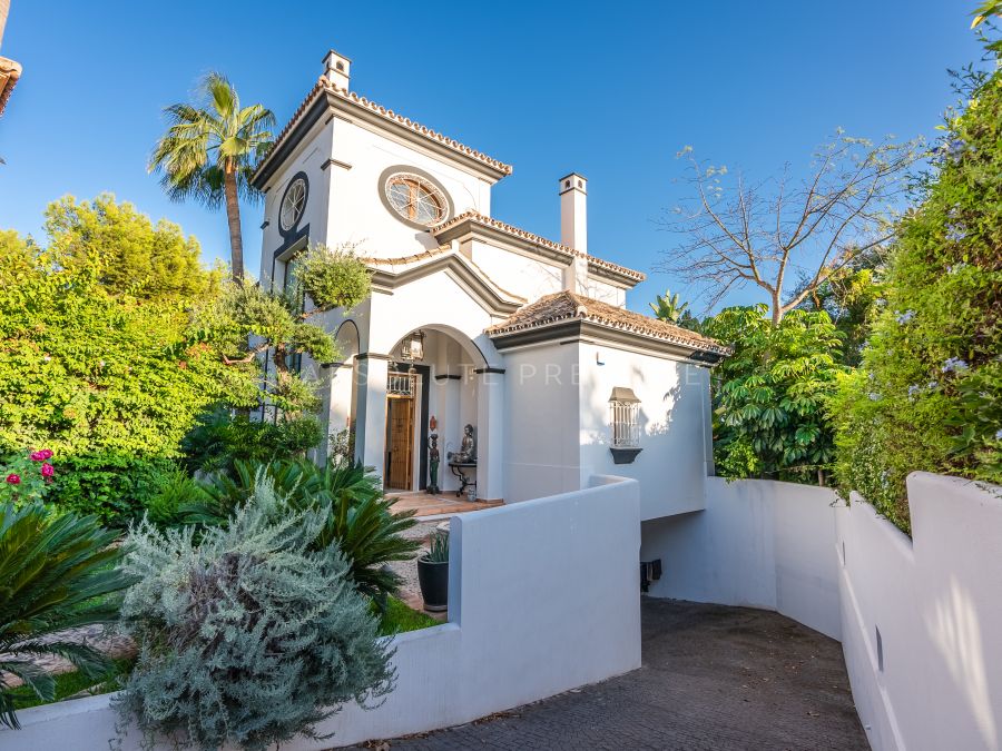 CHARMING FAMILY VILLA FOR SALE IN THE HEART OF MARBELLA