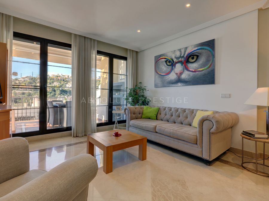 COZY APARTMENT WITH GOLF VIEWS FOR SALE IN BENAHAVIS
