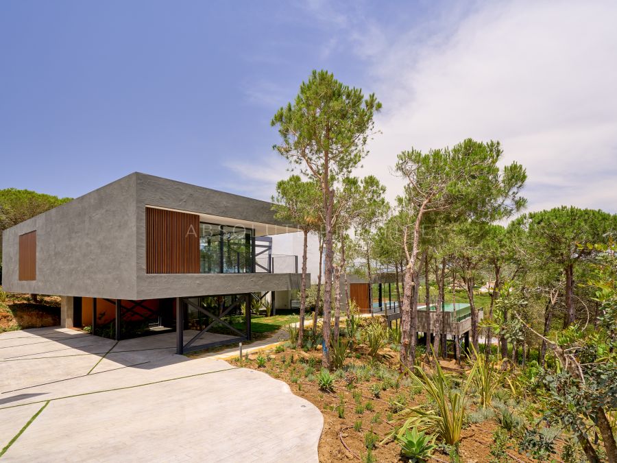 IMPRESSIVE CONTEMPORARY VILLA FOR SALE ON THE HILLS OF SOTOGRANDE