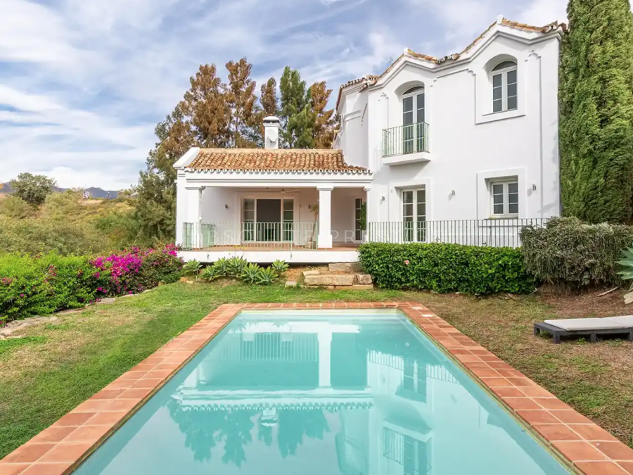 CHARMING ANDALUSIAN-STYLE VILLA FOR SALE IN MARBELLA EAST