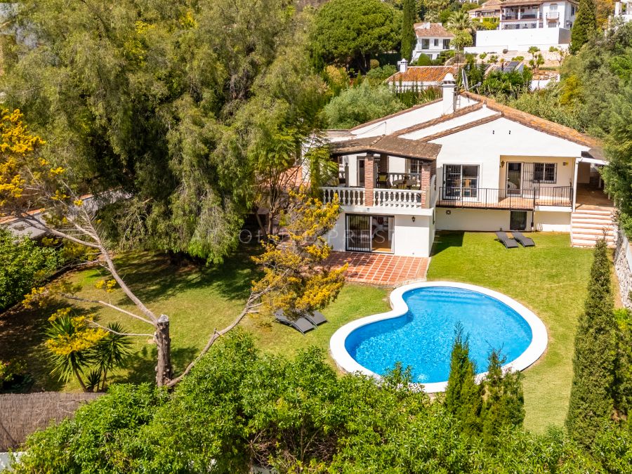 CHARMING 4-BEDROOM VILLA WITH EXPANSIVE OUTDOOR AREA IN MARBELLA