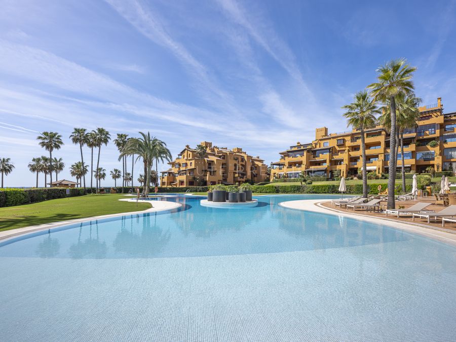 STUNNING FOUR-BEDROOM APARTMENT IN ESTEPONA FOR SALE