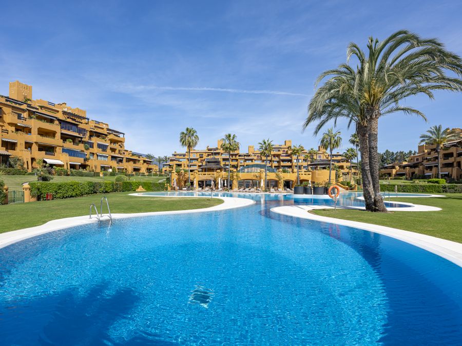 EXQUISITE FRONTLINE GROUND FLOOR APARTMENT IN ESTEPONA