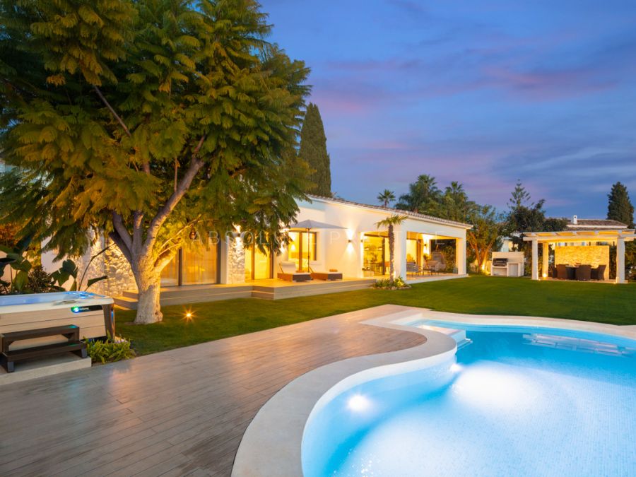 WUNDERSCHÖNE VILLA MIT AUSGEZEICHNETEM AUSSENBEREICH IN MARBELLA OST ZU VERKAUFEN