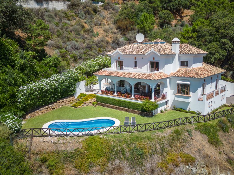 CHARMING VILLA WITH STUNNING SEA VIEWS IN BENAHAVÍS