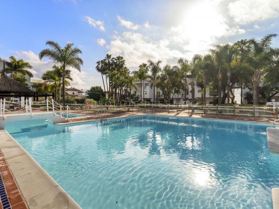 ELEGANT THREE-BEDROOM APARTMENT FOR SALE IN PUENTE ROMANO