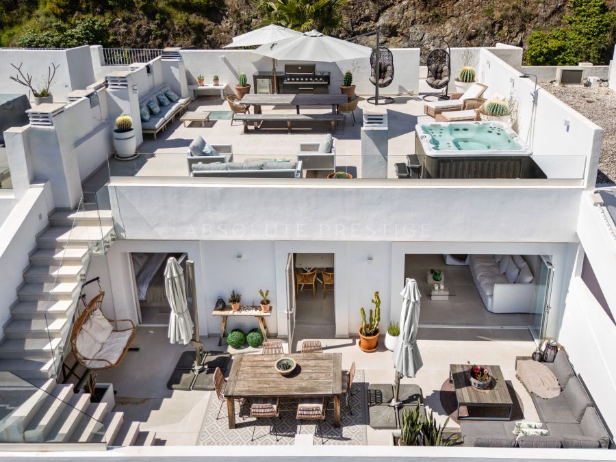 PENTHOUSE WITH STUNNING ROOFTOP FOR SALE IN BENAHAVÍS