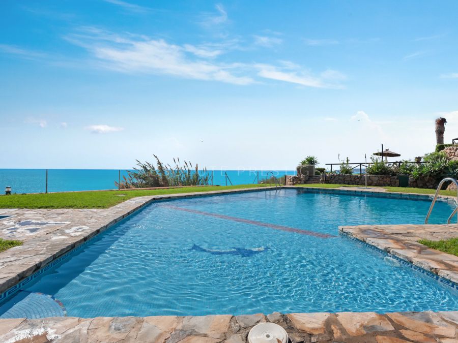 BEACHSIDE 2-BEDROOM TOWNHOUSE IN ESTEPONA