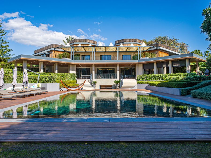 VILLA SOÑADA EN PRIMERA LÍNEA DE GOLF EN MARBELLA