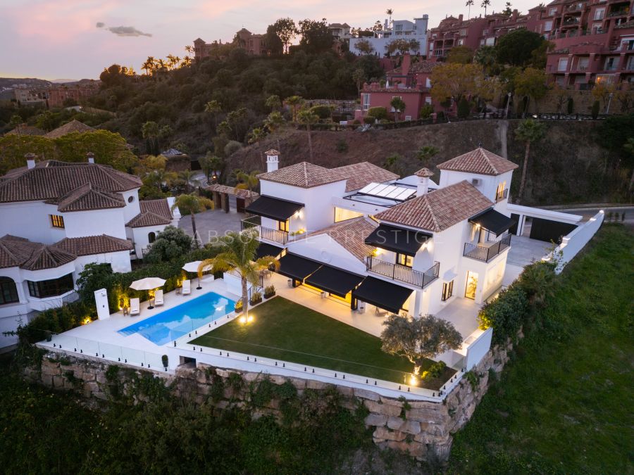 STUNDE VILLA IN BENAHAVÍS MIT ATEMBERAUBENDEN MEER- UND BERGBLICKEN