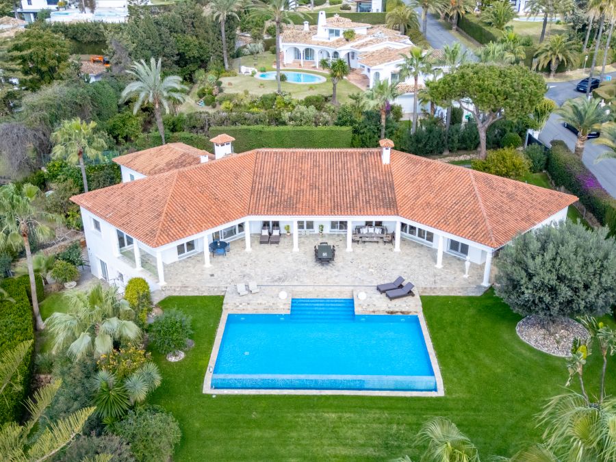 EXQUISITE VILLA WITH EXPANSIVE GARDEN IN MARBELLA EAST