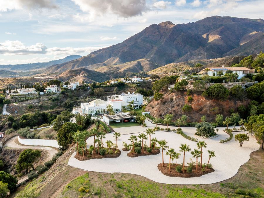 EXTRAORDINARY CHARMING VILLA FOR SALE IN ESTEPONA
