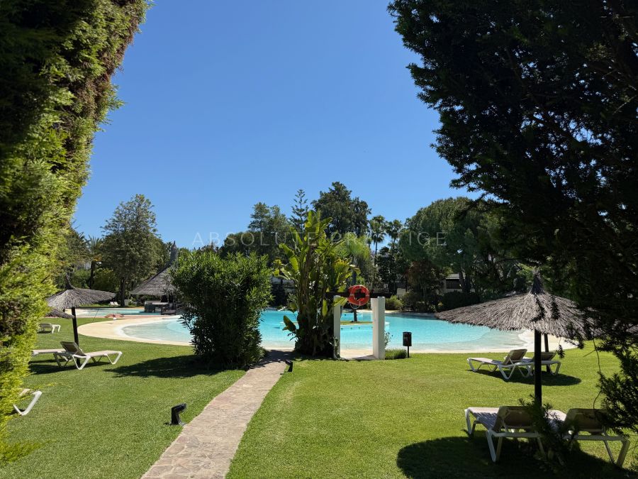 Ground Floor Apartment for sale in Alhambra del Golf, Estepona East