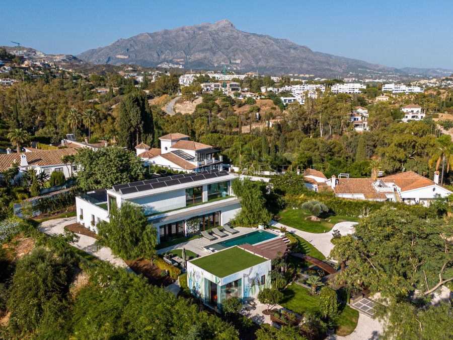 EXTRAORDINARY VILLA WITH A HUGE PLOT IN BENAHAVIS