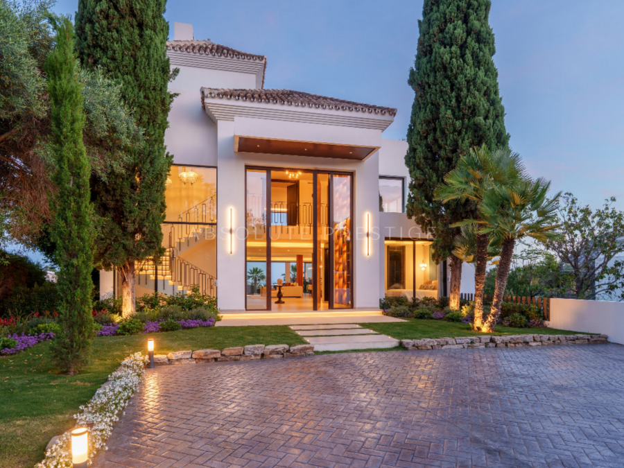 BEEINDRUCKENDE ARCHITEKTENVILLA MIT GOLF-FRONTLAGE IN NUEVA ANDALUCÍA