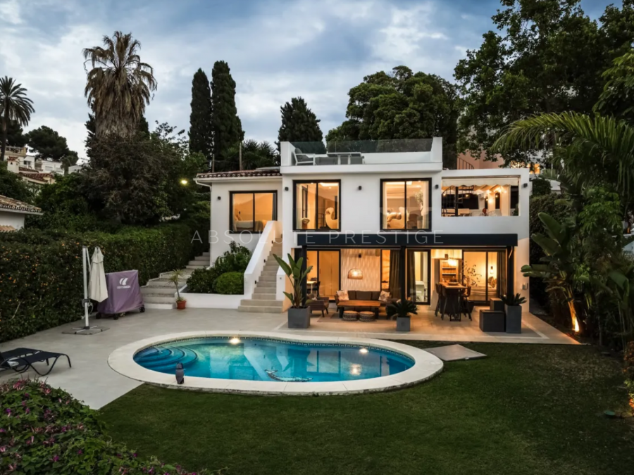 SONNENDURCHFLUTETE VILLA IN NUEVA ANDALUCÍA MIT DACHTERRASSE UND POOL