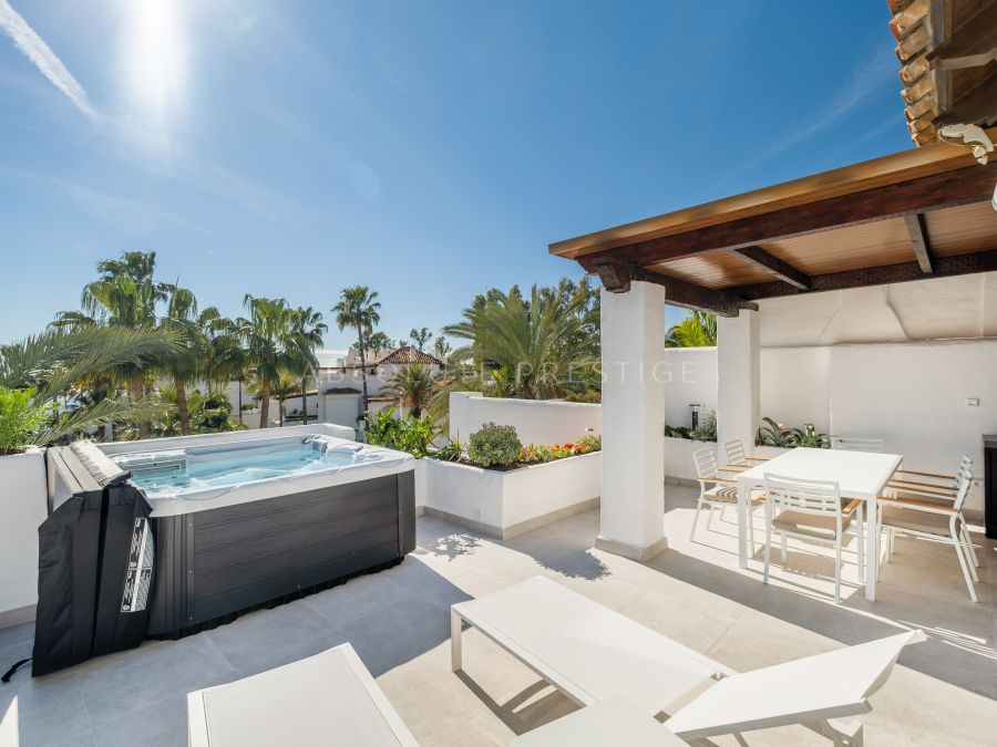 EXCLUSIVO ÁTICO DÚPLEX EN PRIMERA LÍNEA DE PLAYA A PASOS DE PUERTO BANÚS, MARBELLA