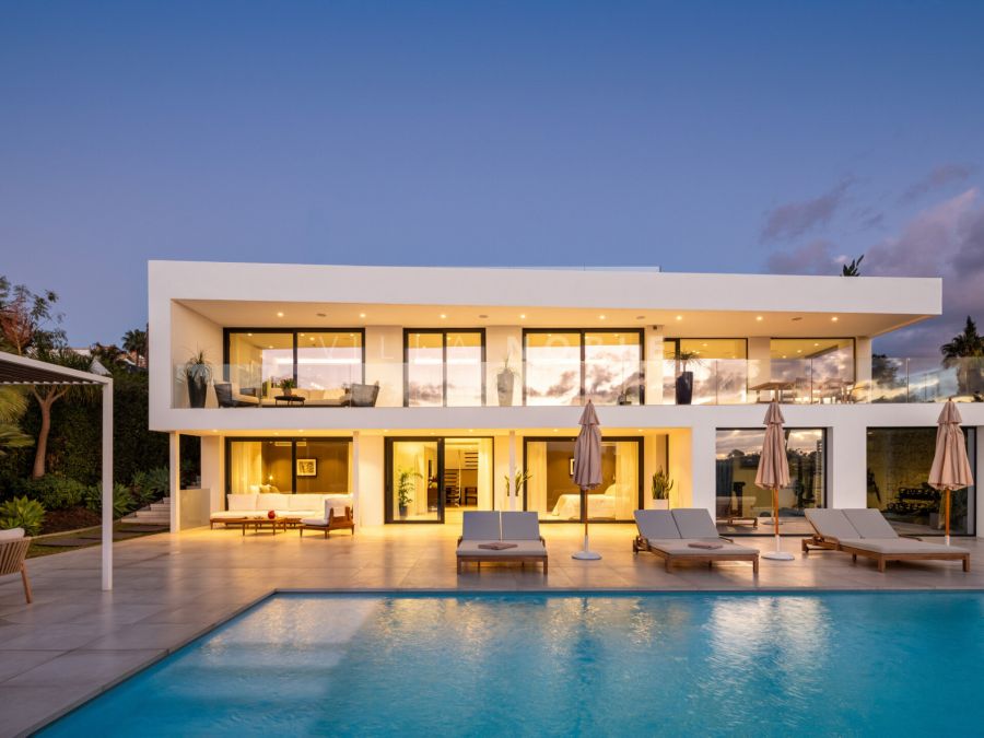 Modern frontline golf Villa located in the heart of Nueva Andalucía, Marbella